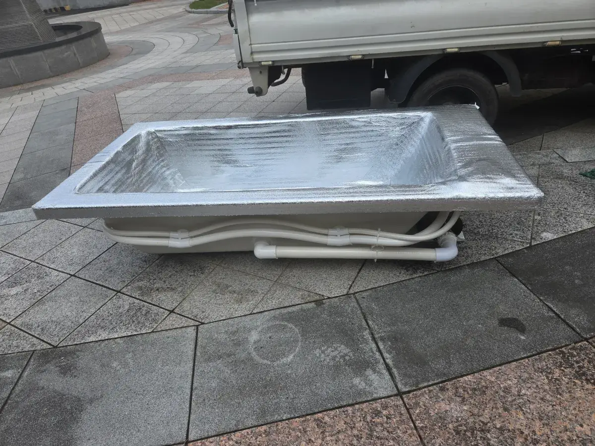 욕조 설치 전 반입한 새 욕조